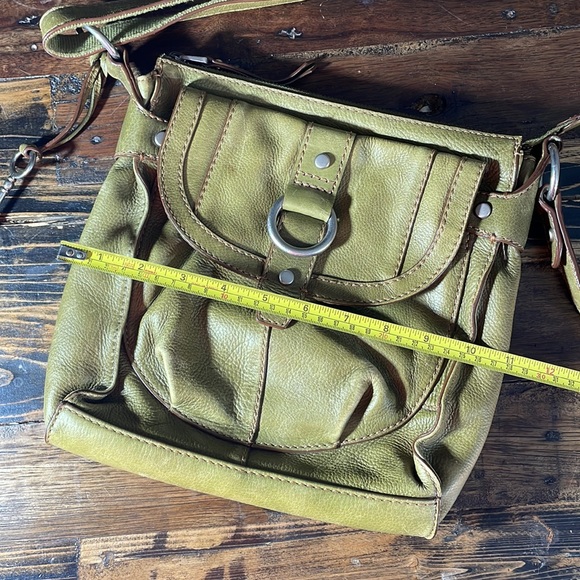 Fossil green leather cross body purse appears never used - key decoration - Picture 16 of 17
